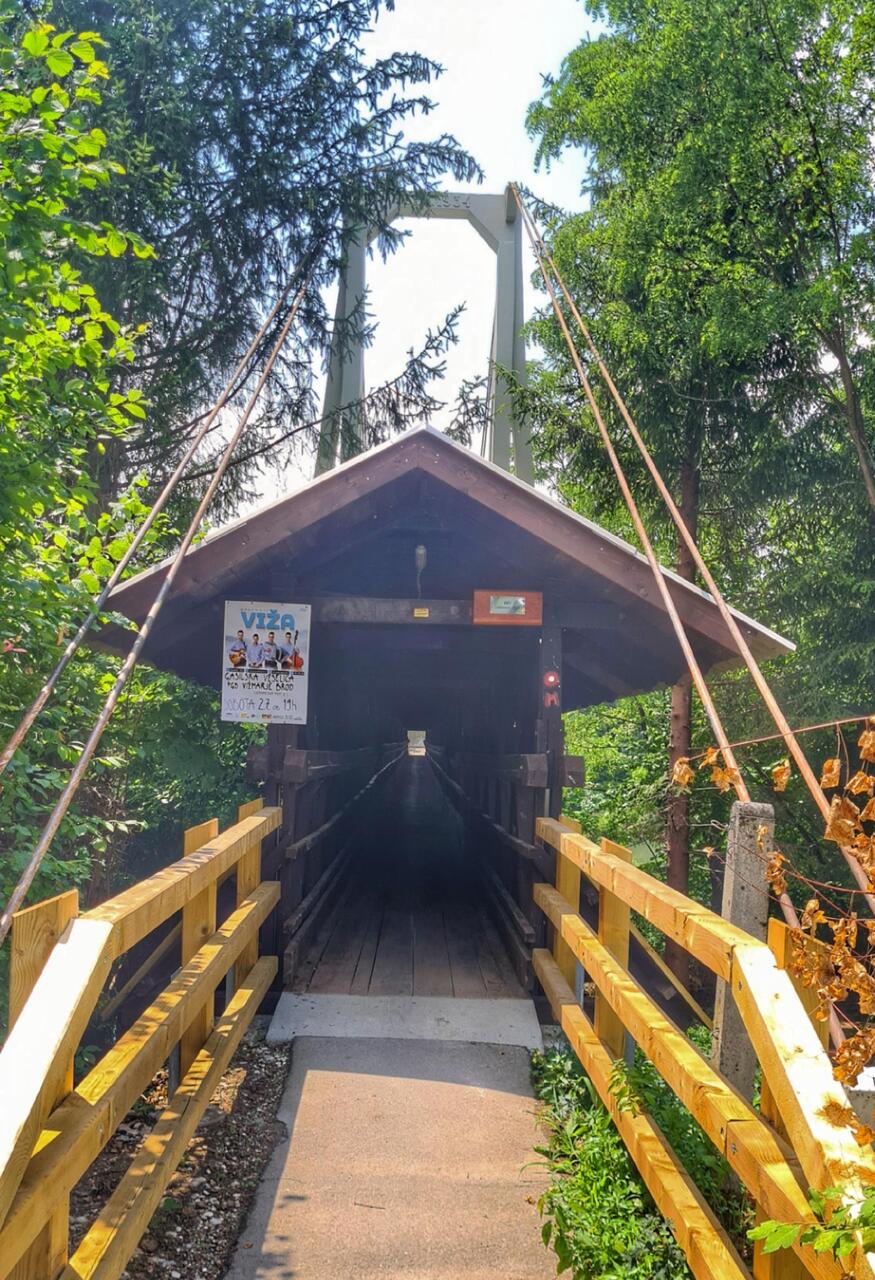 90m Holz-Hängebrücke