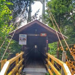 90m Holz-Hängebrücke