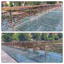 Brücke in Ljubljana, beide Seiten echt Voll mit Schlössern