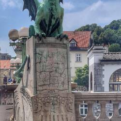 Alle 4 Seiten der Brücke werden von einem Drachen bewacht