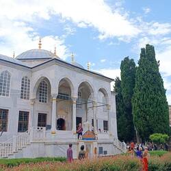 Dunno what building is this. Topkapi Palace.