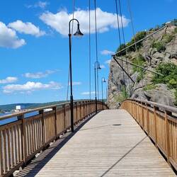 Eine Brücke entlang des Felsens gehängt...
