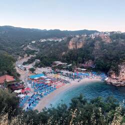Etwas sehr viele Liegestühle schmücken den Strand 😅