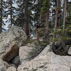 On croise des skieurs