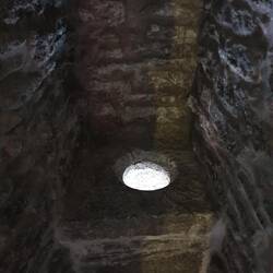 Schacht auf der Stadtmauer💩