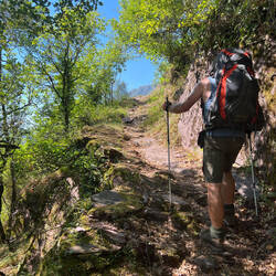 Steil in der Mittagshitze nach oben