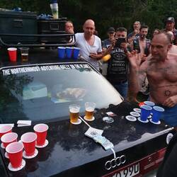 Bierpong auf Motorhaube