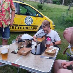 Die Schweizer haben einen Generator dabei für Ihr Raclette... und versorgen uns mit Käse👍