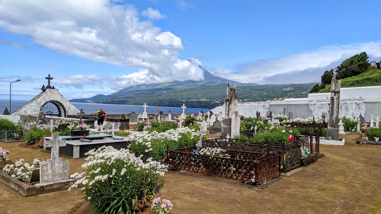 Hübscher Friedhof mit Vulkan Pico im Hintergrund