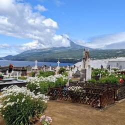 Hübscher Friedhof mit Vulkan Pico im Hintergrund