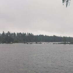 Ein Kleiner See direkt neben der Landstraße