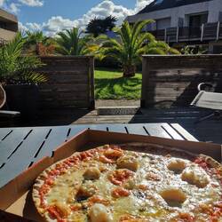 Pizza mit Jakobsmuscheln von nebenan