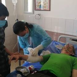 Mit einem Watteverband wird mein Ellenbogenfleischwunde verbunden.