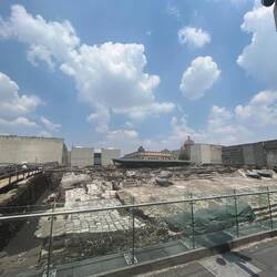 Aztekenpyramide, fast vollständig zerstört