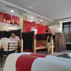 Heel veel restaurants hebben van dit soort zitplekken, vaak ook met gordijntjes!