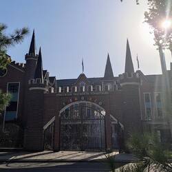 Een kinderopvang. Savonds is het zelfs verlicht met roze lampen...