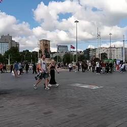 Taksim Square..video-ing while enjoying my 🍔.