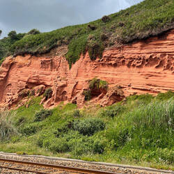 Überall sind jetzt rote Felsen, die Hunderte Mio. Jahre alt sind
