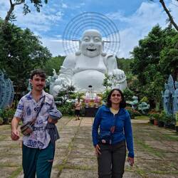 בודהה צוחק ולנו נמאס לעמוד לתמונה