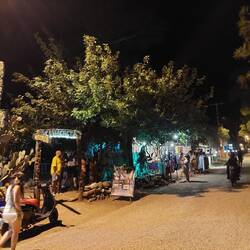 Die Gassen von Olympos bei Nacht