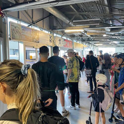 Alle warten auf den Seabus (Fähre)