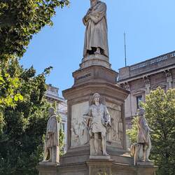 Statue of Leonardo Da Vinci
