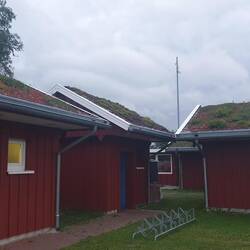 Die Dächer sind begrünt.