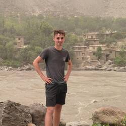 Ik, erg vrolijk op de foto met Afghanistan