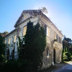 ...vom Krieg mitgenommen und nie mehr aufgebaut..