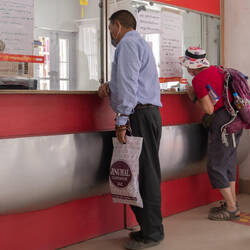 Am Montag können wir die Postkarten endlich abgeben