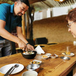 Kerstin bekommt koreanische Speisen am Tisch zubereitet