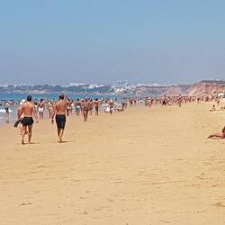 Der Strand ist gut gefüllt