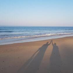 Die Sonne kommt über die Klippen