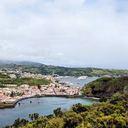 Vorn Porto Pim und hinten Porto da Horta