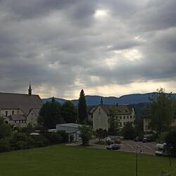 Blick auf Kloster und Krankenhaus (Womo rechts)