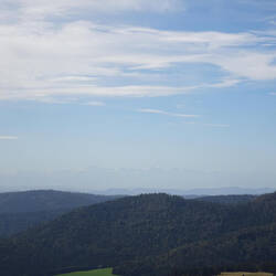 Die Alpen schimmern im Dunst