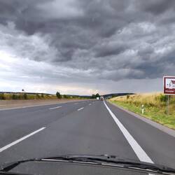 Auf der Piste: Der Himmel sieht übel aus