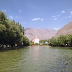 Midden in de stad is een park, waar ook veel gezwommen wordt