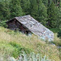 The roof of this building was made of thin rocks.