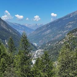 Blick ins enge steile Tal nach Modane