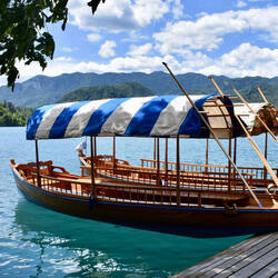 Traditionelle Holzschiffe