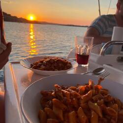 Abedessen bei tollen Sonnenuntergang in Porto Puddu