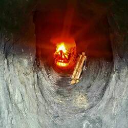 Simulation der Feuermethode auf dem Außengelände der Mine