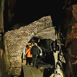 Zwischen den Holzkonstruktionen als "Brandschutz"