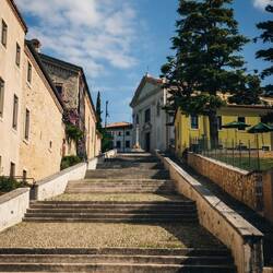 Die besondere Kirche, nach dem grausamen Anstieg