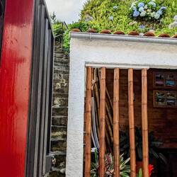 Küche außen mit Garten und Terrasse ganz oben