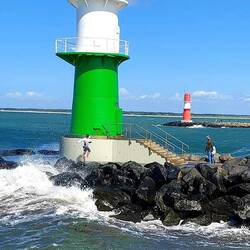 Hafenausfahrt in Warnemünde! Man beachte auch den Wellenspringer!