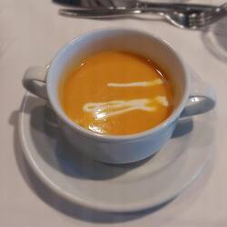 Karottenschaumsuppe mit Creme fraiche