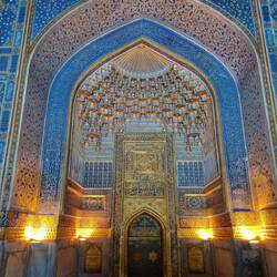 Moskee binnenin Tilla-Kari