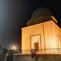Mausoleum met volle maan op de achtergrond
